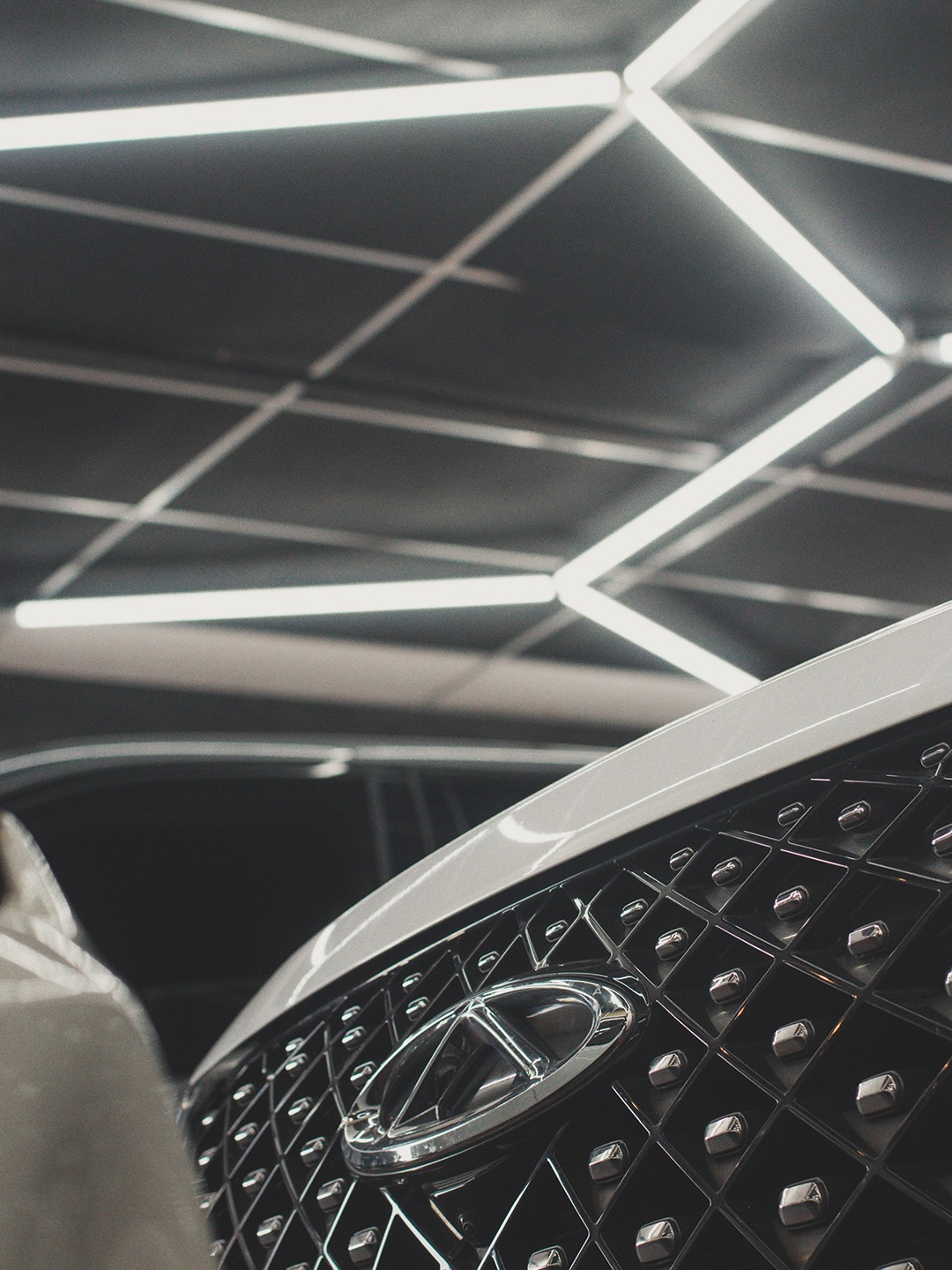 Automóvel sob a iluminação da oficina Mondali