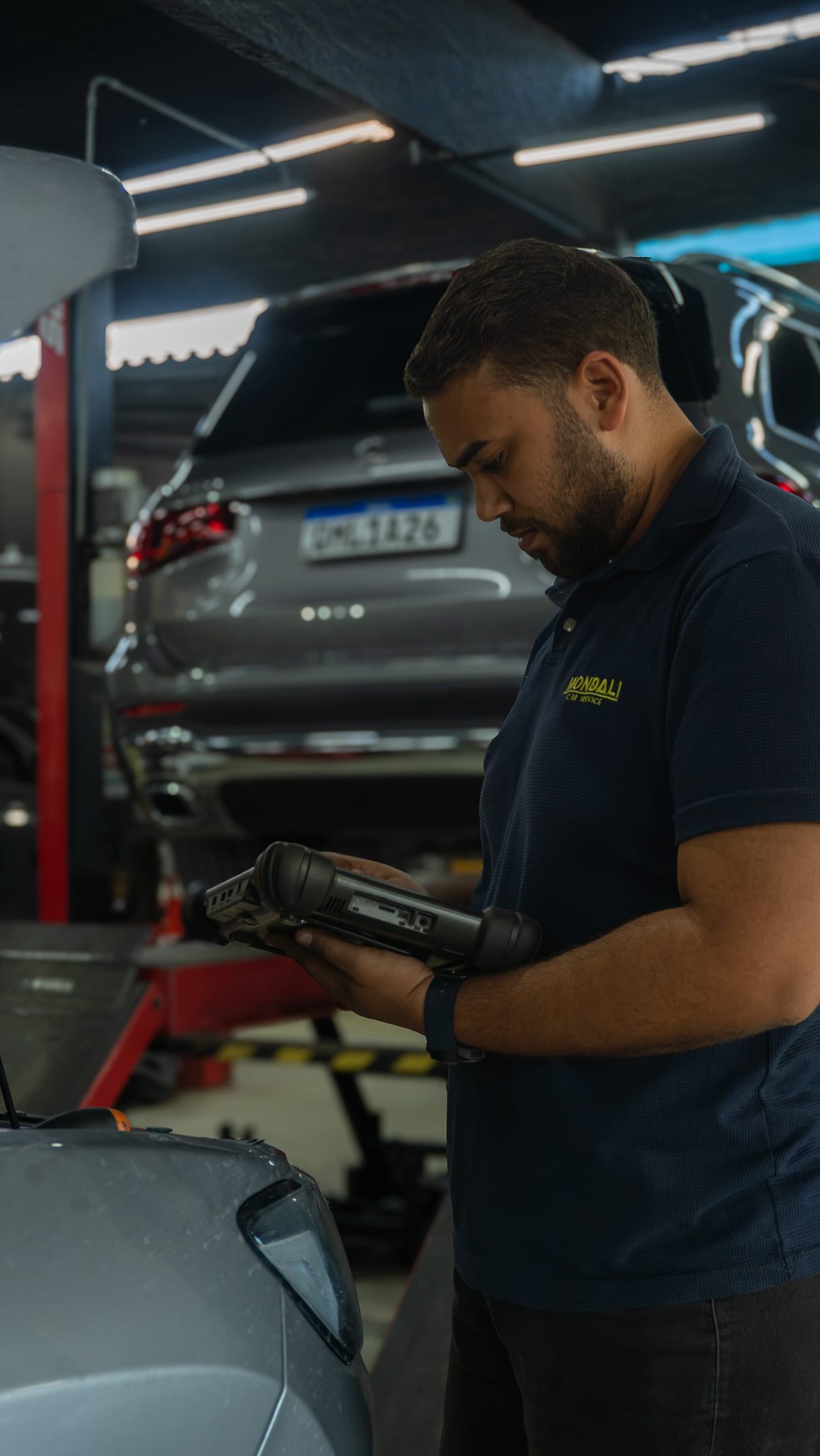 Profissional da Mondali avaliando um automóvel
